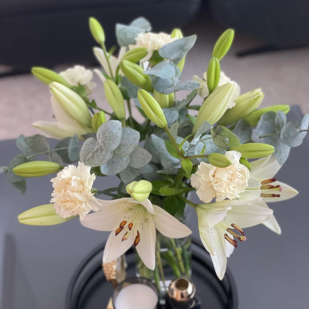 Blumenstrauß „Ich Denk An Dich“ In Weiß Mit Lilien & Nelken - 7-Tage-Frischegarantie Vom Florist