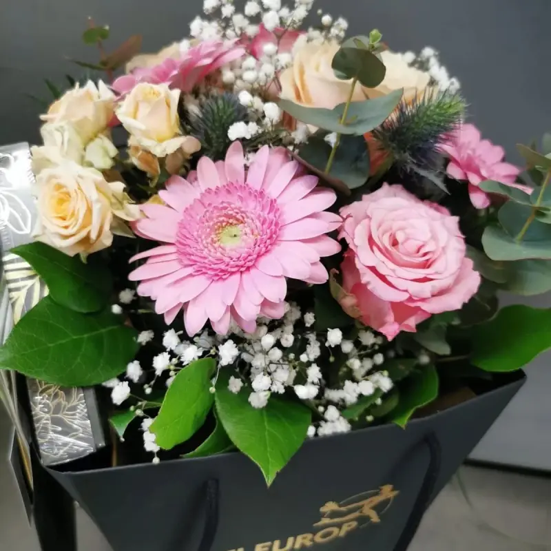 Photo by Olivers Blumenmanufaktur on April 12, 2024. May be an image of hamper, flower arrangement, bouquet, prairie gentian, baby's-breath, rose and text.