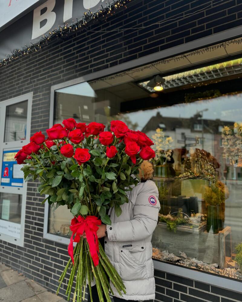 Photo shared by Prettyflowers/blumebehrendt on November 10, 2024 tagging @fleurop.de, and @blumenbehrendt. Potrebbe essere un'immagine raffigurante 1 persona, fiore e testo.